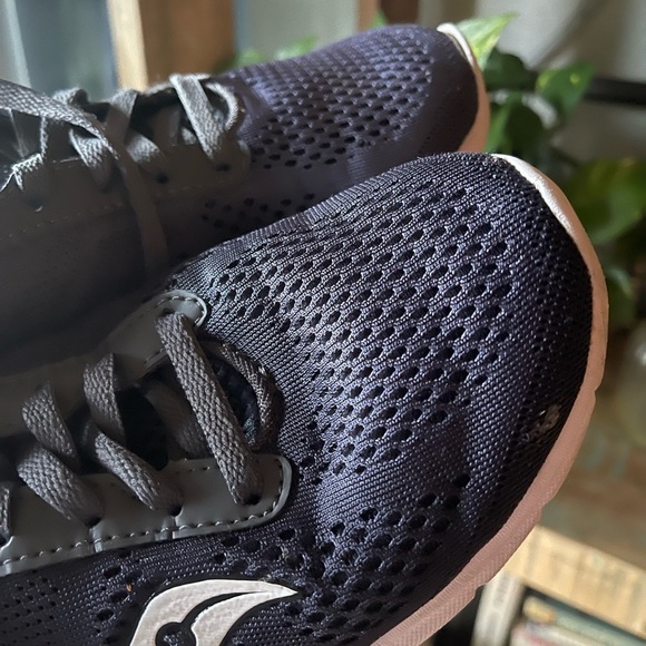 Women’s Saucony Running Shoes lightweight mesh grey and white retro style - Picture 11 of 12